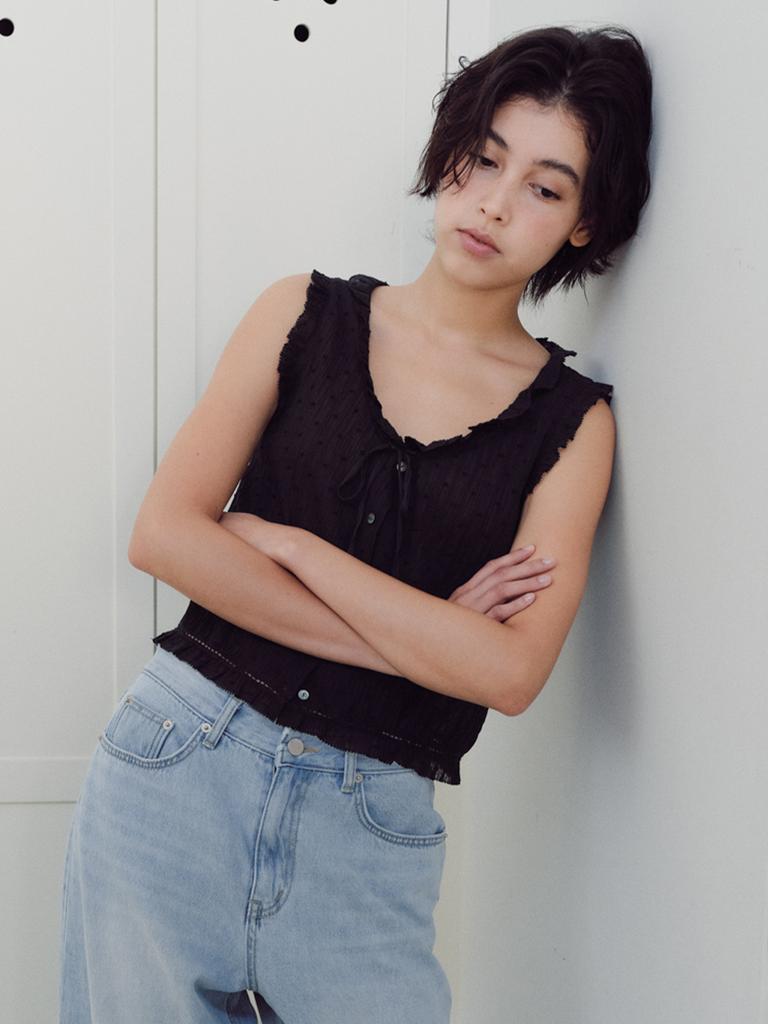 Beiodeu Dot U-Neck Frill Sleeveless Blouse_Black