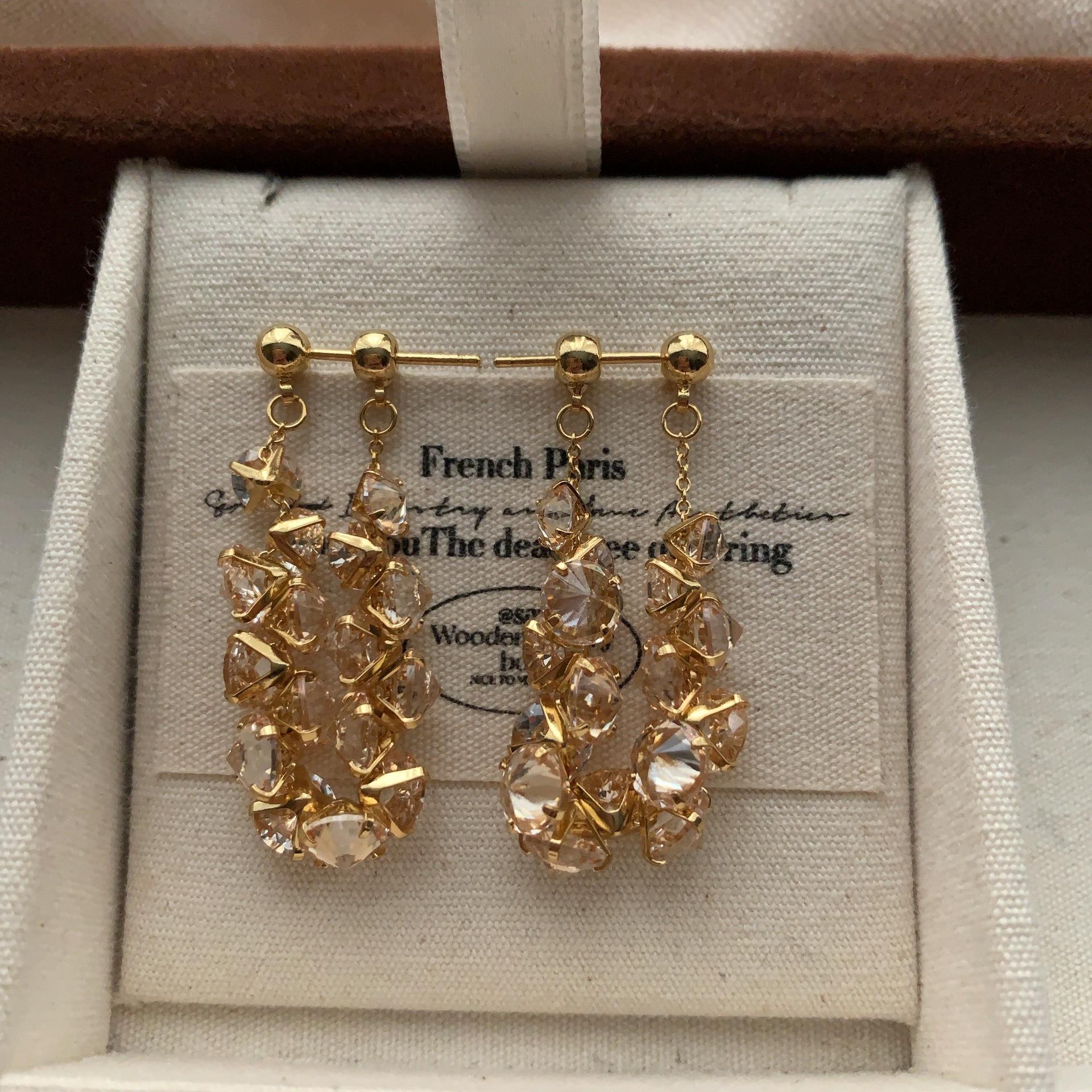 

Exquisite rhinestone fringed earrings, earrings, crystal bright and shining artistic elegance and noble earrings.