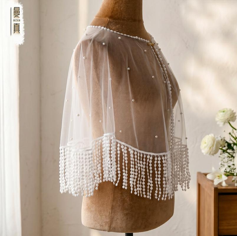 Mantello Nuziale in Tulle con Frange di Perle, Stola Corta Trasparente da Matrimonio con Chiusura Frontale a Perla, Coprispalle Perlate per Abito da Sposa Sirena Senza Spalline, Servizio Fotografico