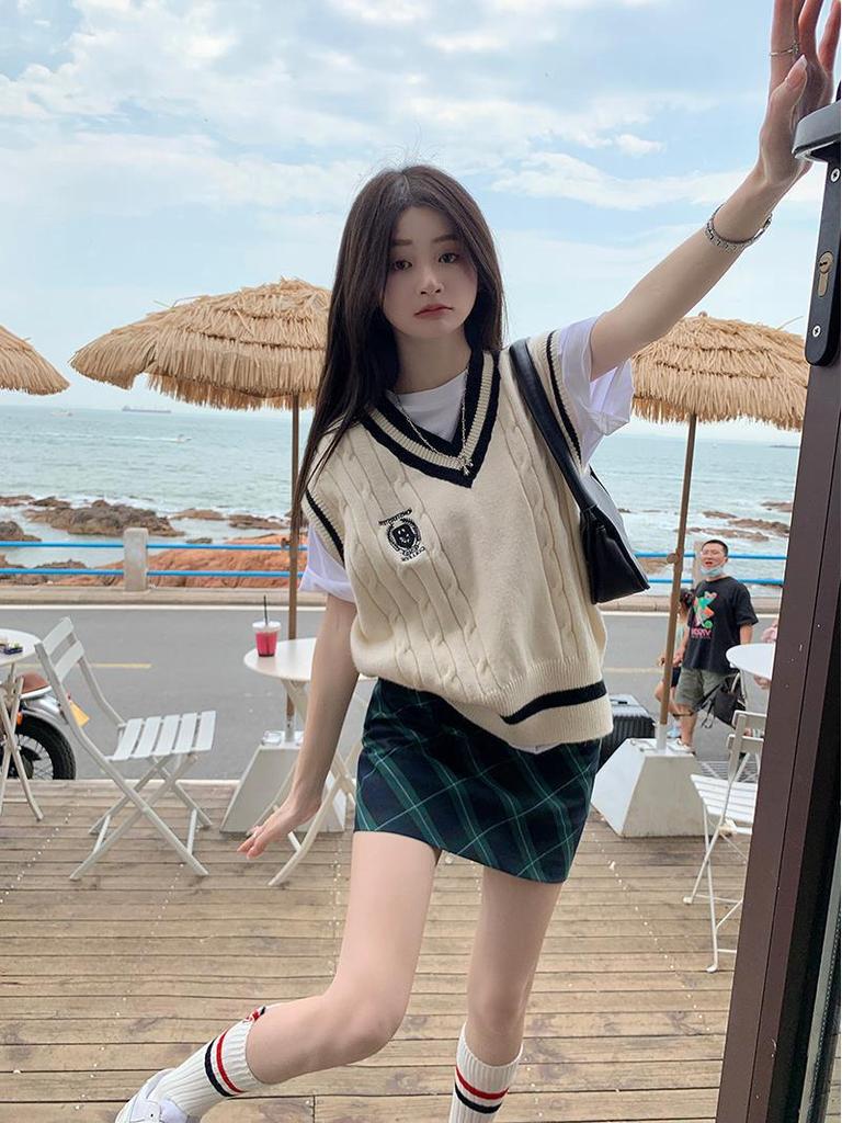 Women's College-Style Knitted Vest: Trendy Spring/Fall Layered Sleeveless Sweater