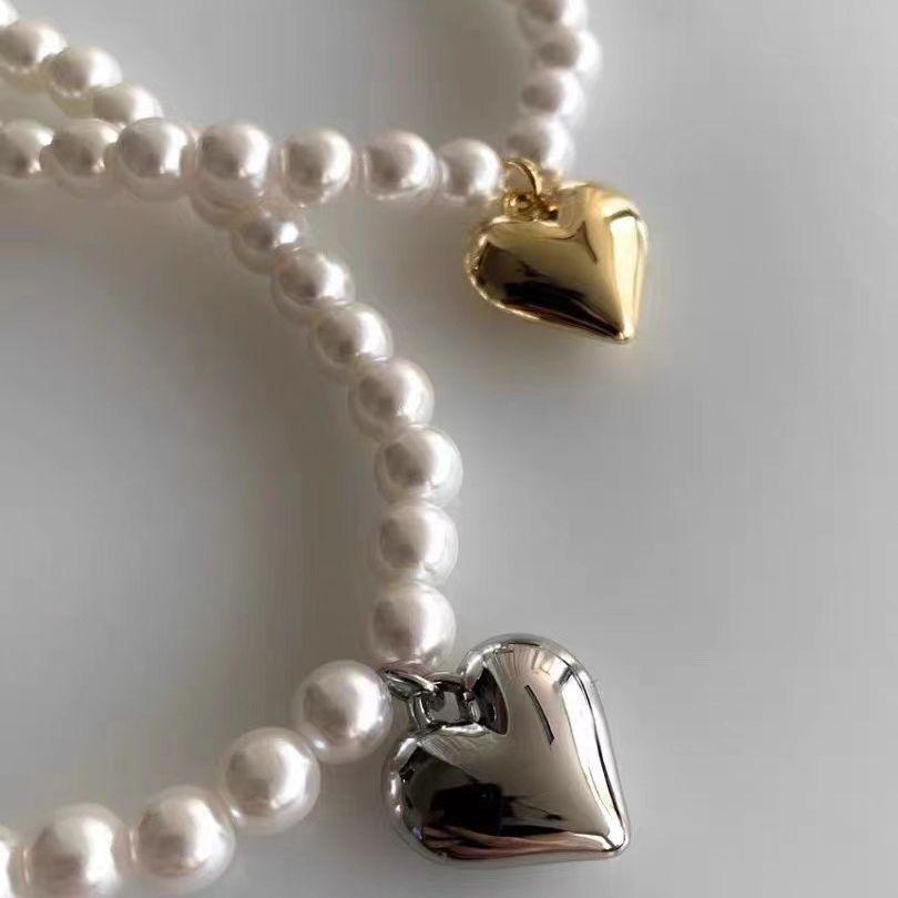 Niche design sense light luxury pearl necklace, fashionable and simple gold and silver love pendant pearl collarbone chain