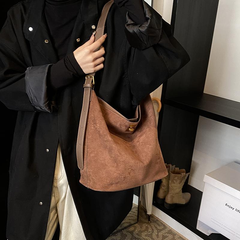 This Year's Popular Popular Bag Women's Large-capacity 2025 New Autumn and Winter Versatile Messenger Simple Tote Bucket Bag