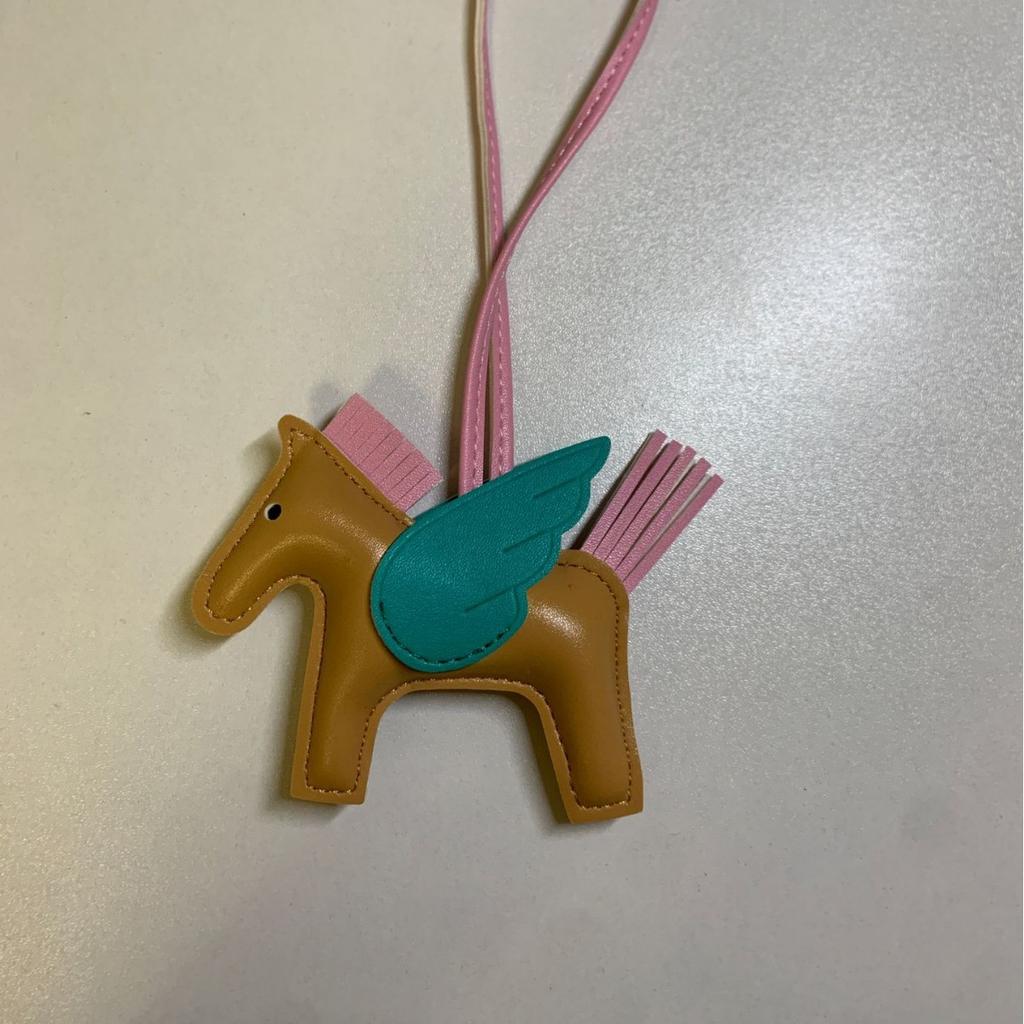 Schlüsselanhänger, kleine Pegasus-Tasche, Anhänger, PU-Leder Spiegelornament, Taschenanhänger, handgefertigter Lederpuppen-Schlüsselanhänger