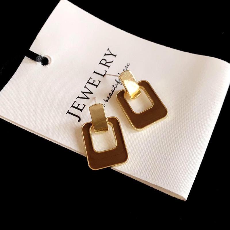 

Кофейные квадратные геометрические серьги женские нишевые уникальные высококлассные серьги-пусеты темпераментные кофейные серьги