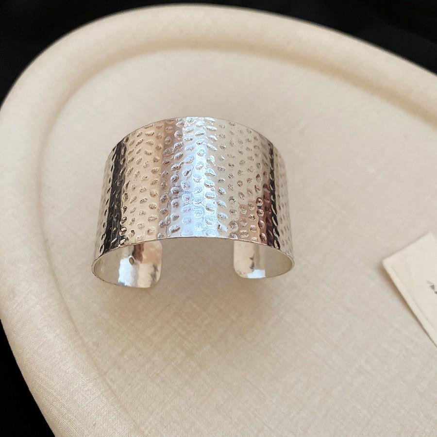 European-American Geometric Metallic Open Bangle: Simple, Versatile, Niche Design Bracelet