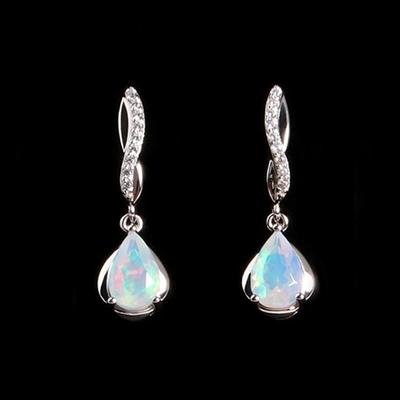 Wunderschönes Modedesign. Ohrringe aus Sterlingsilber mit natürlichem Opal-Edelstein verleihen dem Alltag der Frau eine zarte Eleganz.