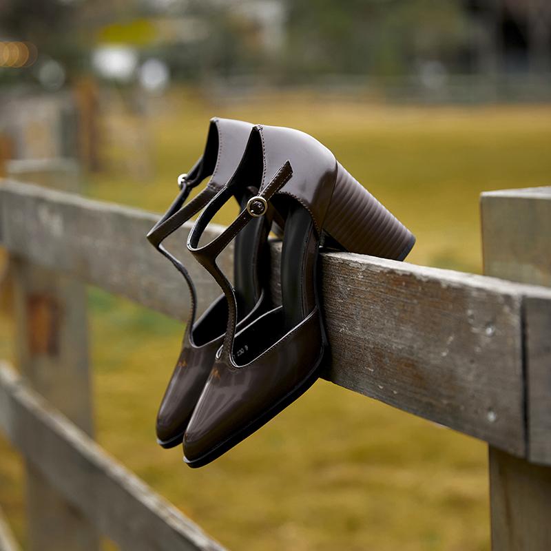 Mode 2025 Neue Mode Lackleder T-förmige Pumps Runde Zehenpartie Quadratischer Absatz Strohschuhe Französische High Heels Ein-Knopf Baotou Sandalen