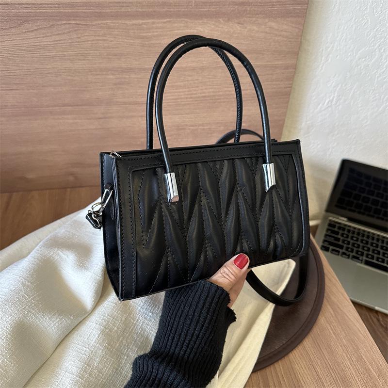 

2023 Trendy Women s Embroidered Chain Crossbody & Handbag - Versatile Autumn Design