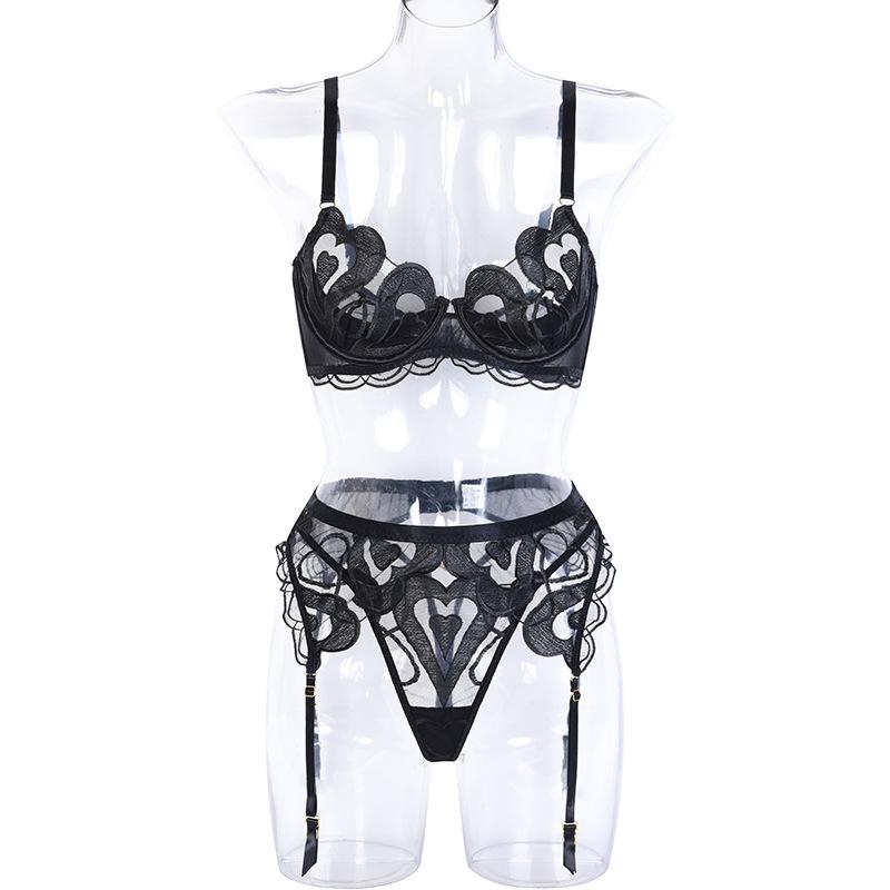 Set di reggiseni in pizzo a 3 pezzi Set di biancheria intima sexy con motivo a cuore scavato Set di biancheria intima di slip neri da donna ZPG