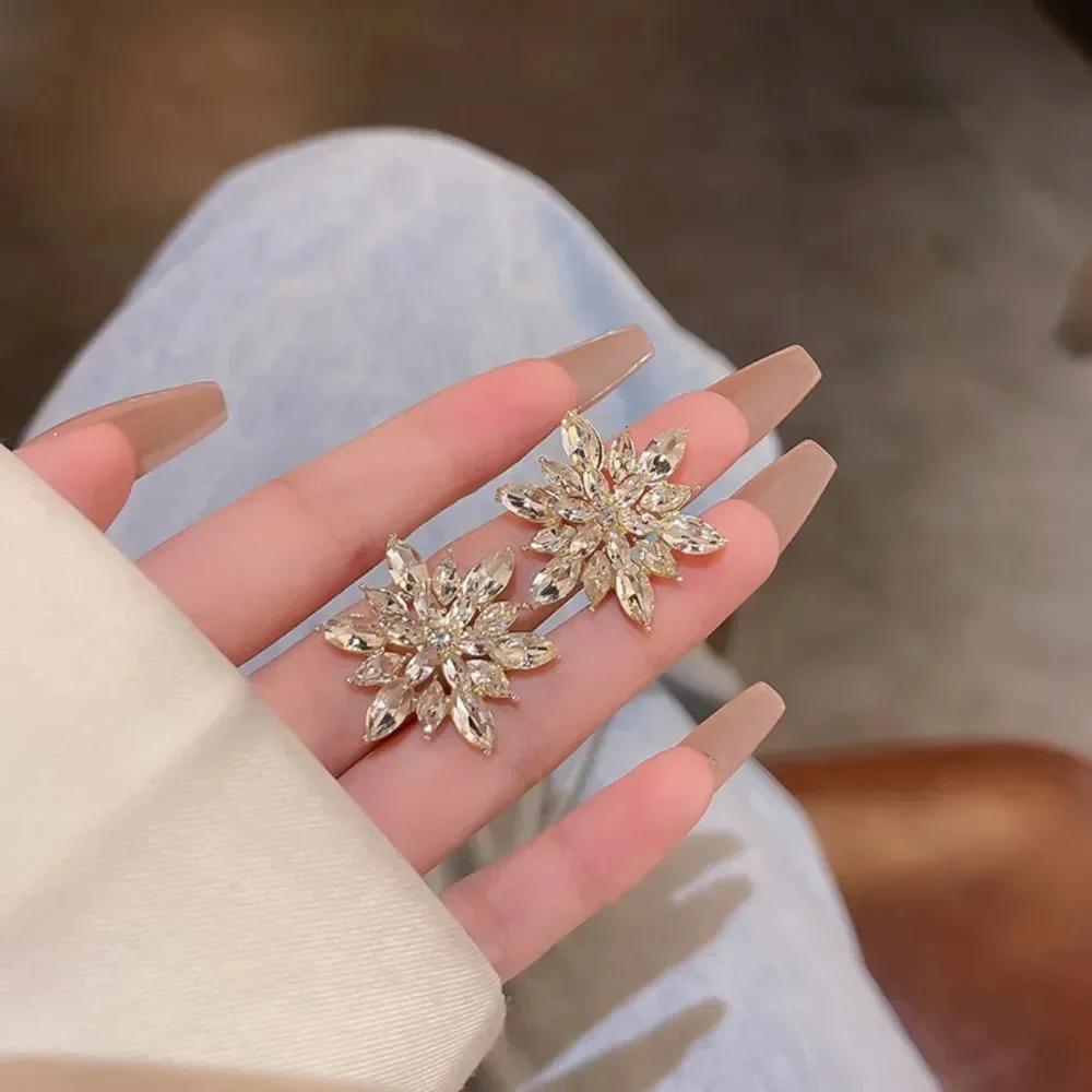 Luxury Shiny Gold Color Crystal Flower Stud Earrings for Women Charm Fashion Korea Earring Bride Party Jewelry Accessory Gifts