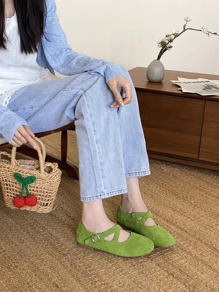 

Leather soft-soled French retro comfortable soft-soled single shoes women s 2025 shallow mouth flat-soled grandma shoes with skirts Doudou tide 40