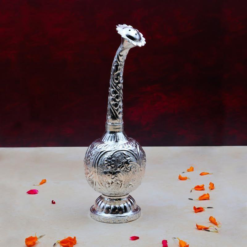 

Традиционный латунный гулаб паш с серебряным покрытием | Разбрызгиватель для розовой воды и святой гангаджал и духов для пуджи и свадьбы, декоративный экспонат 22.5 CM