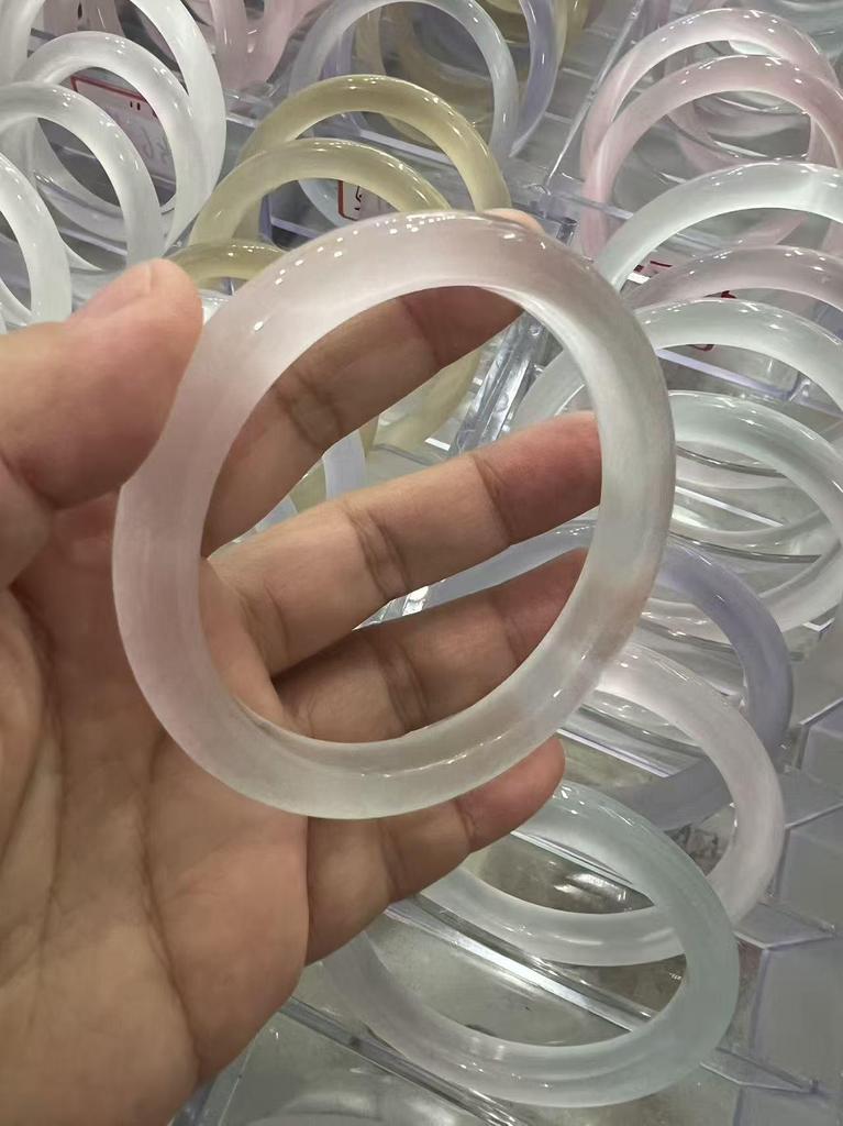 Elegante Bracciale da Donna Occhio di Gatto: Gioielli in Calcedonio Sfumato per un Look Radioso e di Alta Gamma