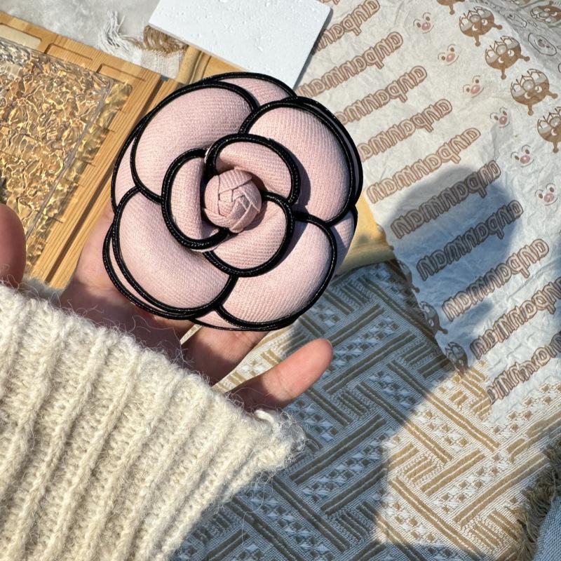 Chic Dongdaemun Retro Flower Brooch: Elegant High-end Pin for Coat and Overcoat