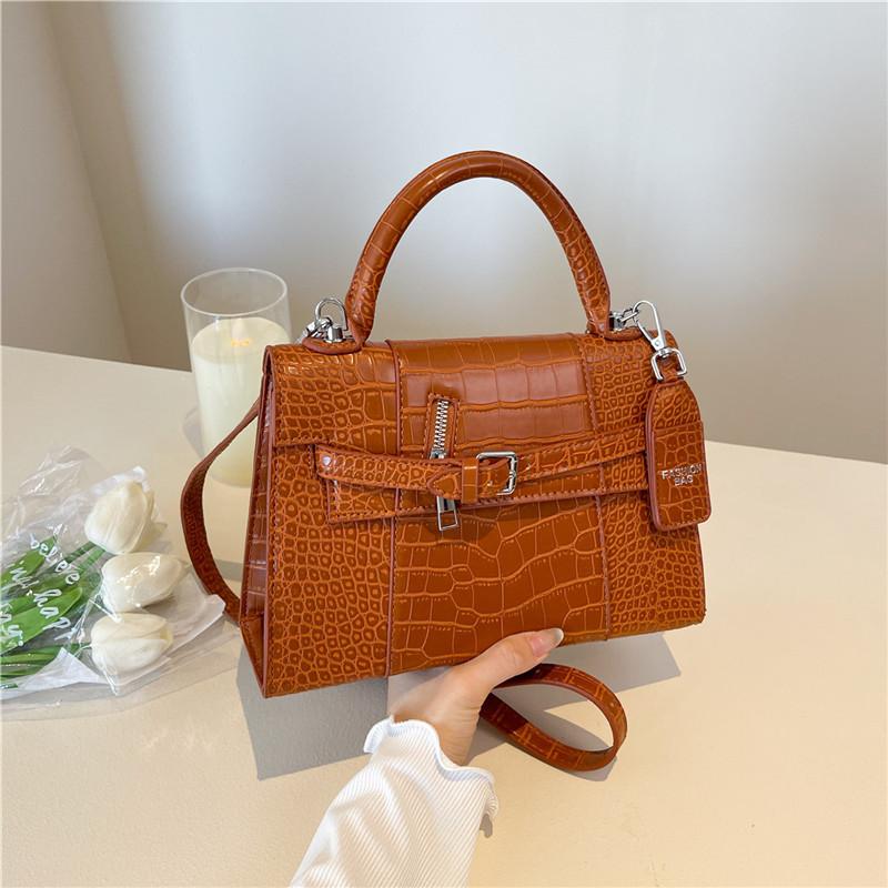 

Summer fashion portable commuter bag women s 2025 new simple Kelly bag niche texture shoulder messenger bag коричневий