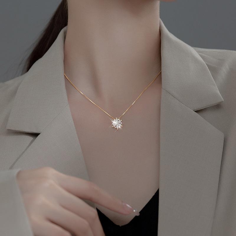 Simple Style Light Luxury Temperament Flash Diamond Necklace Sweet Snowflake Design Female Collarbone Chain