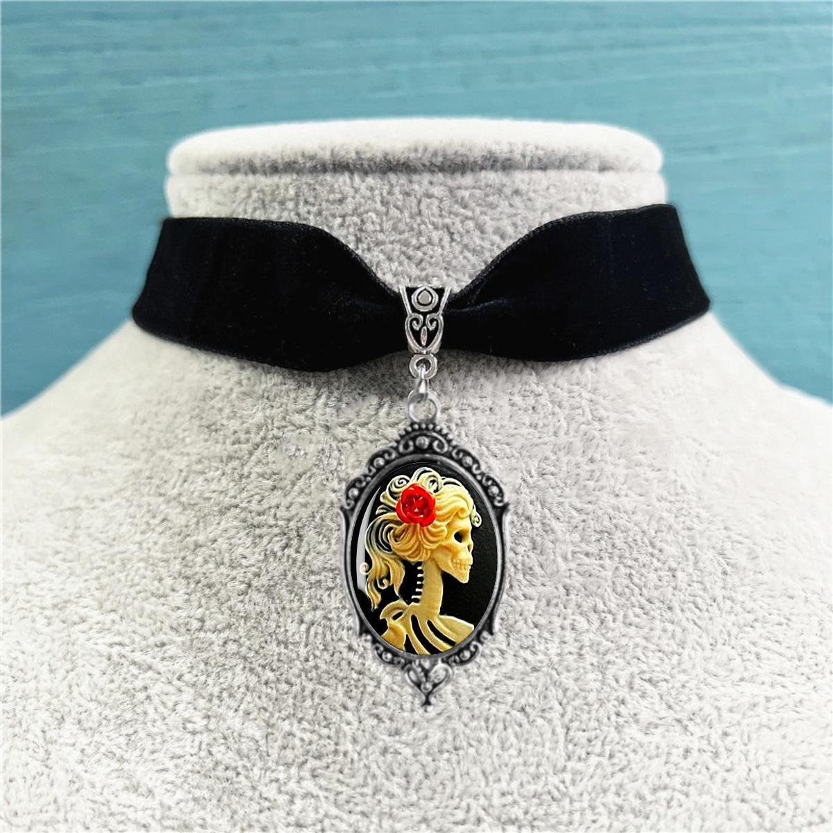 

Gothic Temperament Black Oval Skeleton Queen Relief Pendant Velvet Chain Choker Necklace for Women Halloween Party Jewelry Gifts