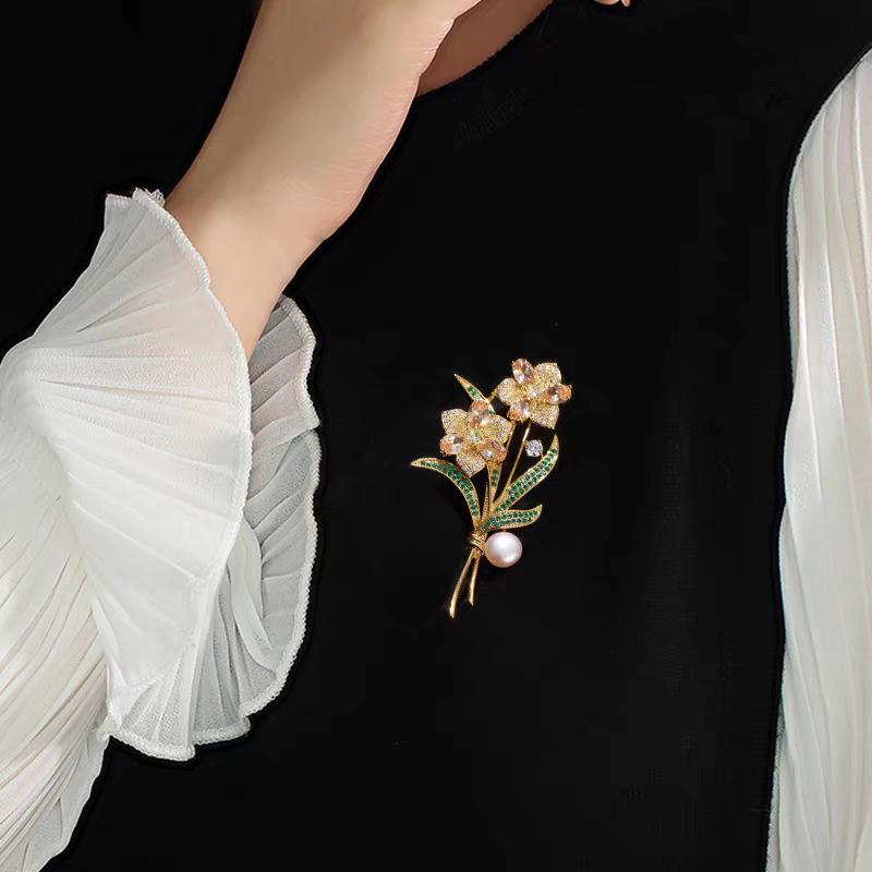 Exquisite Sparkling Flower Pearl Brooches For Women Clothing Coat Jewelry Accessries Gifts
