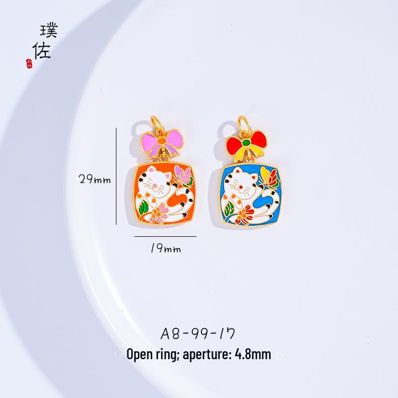 Goldanhänger-Halskette mit blau emailliertem Baby-Schloss-Charm