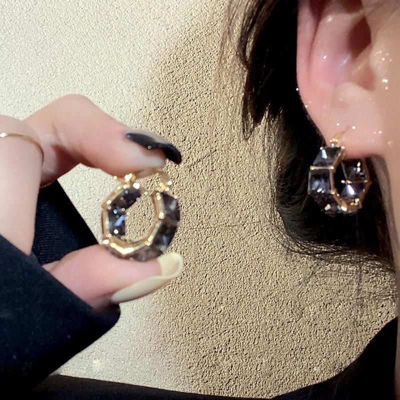 

Серьги с кристаллами циркония Серьги уникального нишевого дизайна