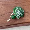 Grüne Pfingstrosen Brosche - Hochwertig, Exklusiv, Kleines Bekleidungsaccessoire Brosche, Retro Stil, Blendfreier Befestigungsstift