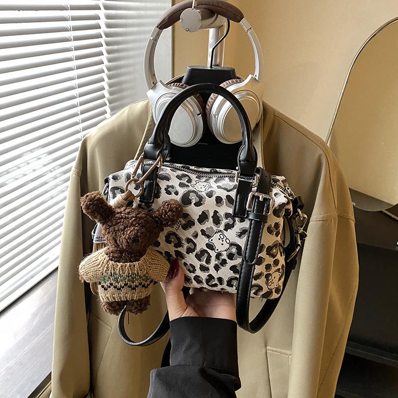 

Casual retro simple personalized pillow bag fashion trend new bag women s 2025 autumn and winter shoulder messenger bag Without pendant