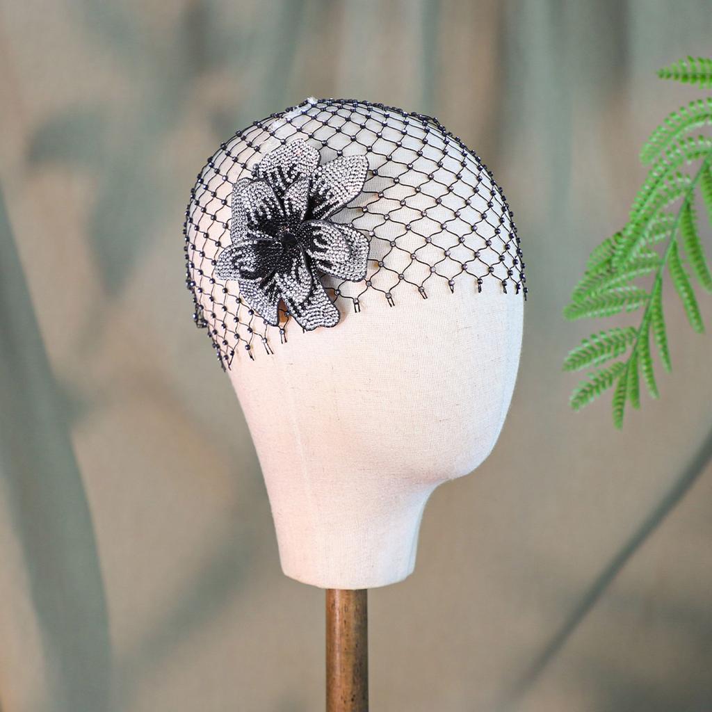Leichter Nettschleier mit Kristallblumen-Design für Brautpartys und besondere Anlässe