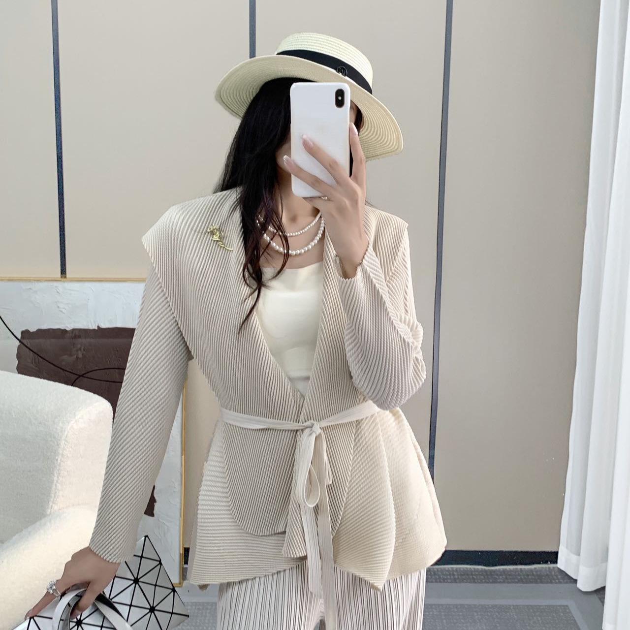 

Женский пиджак в стиле Мияке с плиссировкой в виде рыбьей чешуи - осень/зима 2024 г., свободный и стильный топ-кардиган со шнуровкой One Size грязно-белый