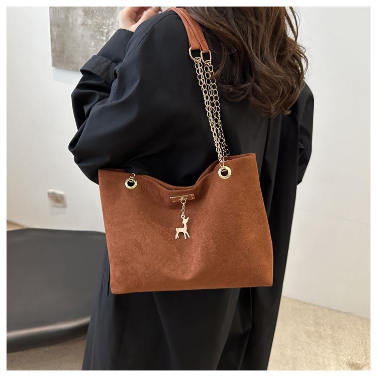 Vintage Commuter Style Chain Shoulder Bag 2026 Winter New Fashion Ins Armpit Bag Tote Bucket Bag for Women