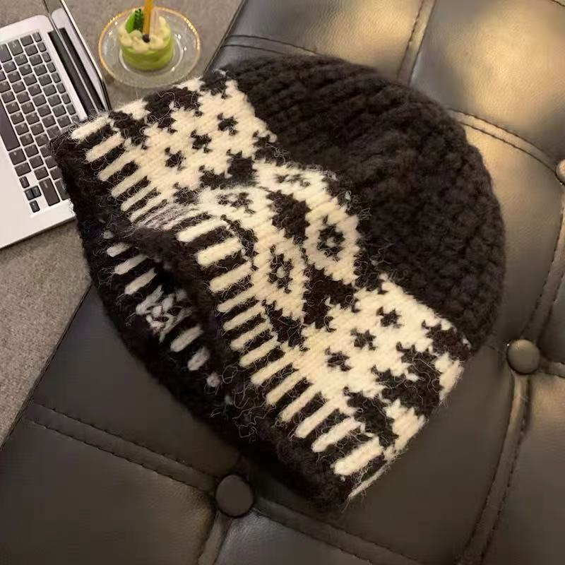 Handgefertigte gestrickte Plüschmütze für großen Kopfumfang mit freiem Gesicht, kleine Mütze, Damen-Wollmütze, thermische Ohrenschützmütze, kann auch eine Schirmmütze sein