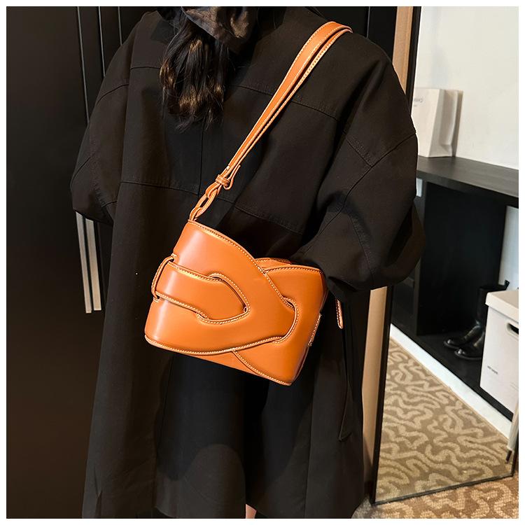 

Underarm Bag Moon Tooth Bag Niche Design Cross-border American, Korean and British Messenger Bag Shoulder Bag Girls Premium Niche Bag коричневый