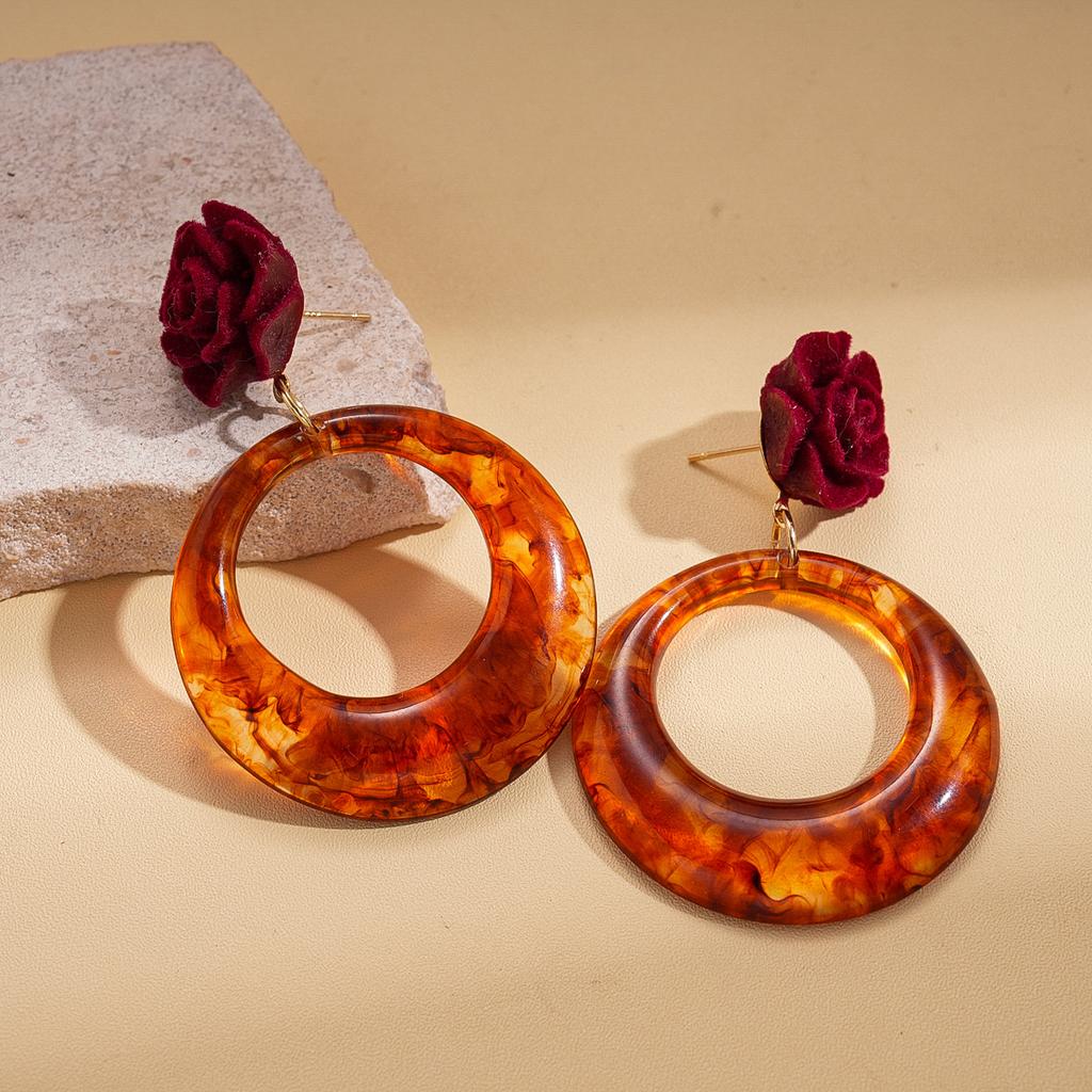 Cercei lungi la modă pentru bijuterii de damă