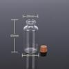 Kleine durchsichtige Glasflasche mit Korken