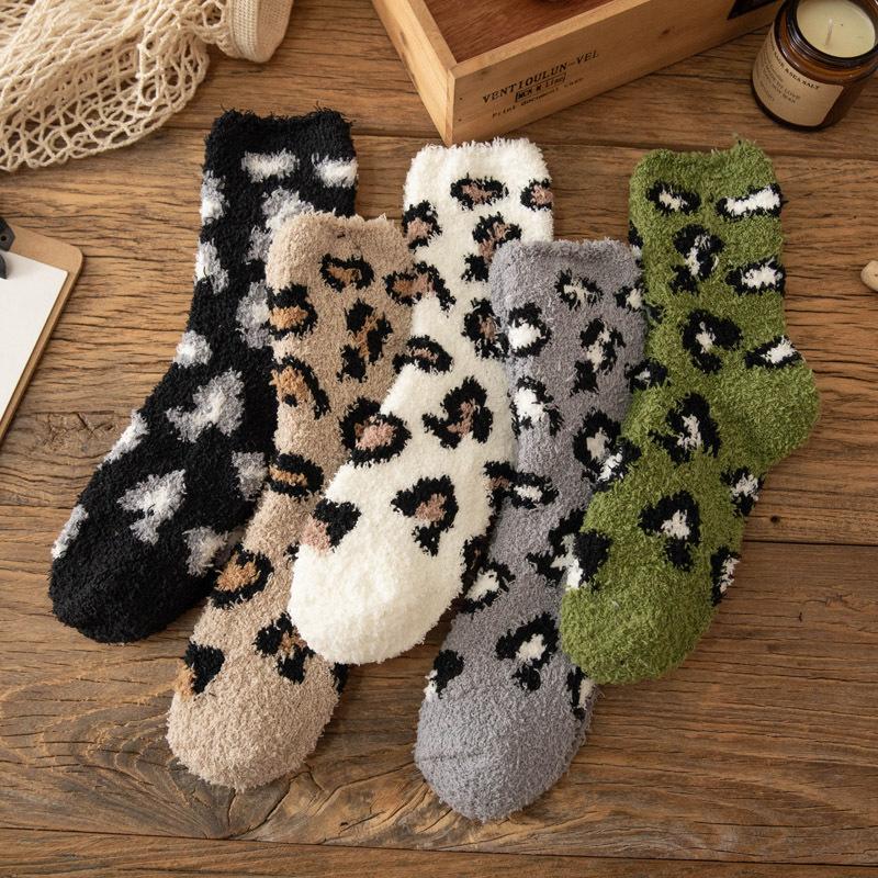 5/10 Pairs Comfortable Casual Coral Velvet Socks for Women Thickened Mid Calf Socks Cute Cow Spot Fleece Lined Floor Socks Home Warm Sleep Socks