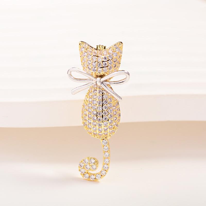 Cute Kitten Brooch: Japanese & Korean Design with Micro-Inlaid Zircon, Two-Tone Electroplated Pin.