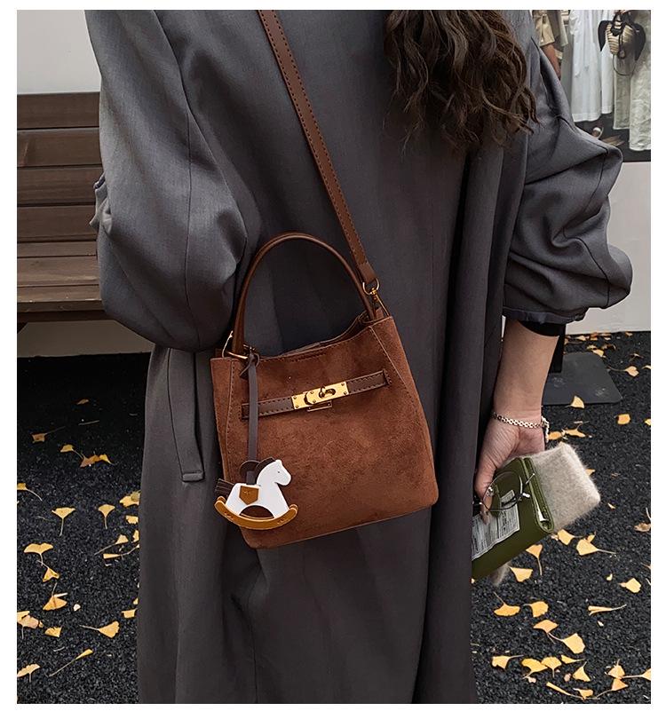 Zamszowa torba typu tote bucket w stylu koreańskim - Damska modna jesienna torba crossbody na ramię z kolorowym blokowaniem 2025