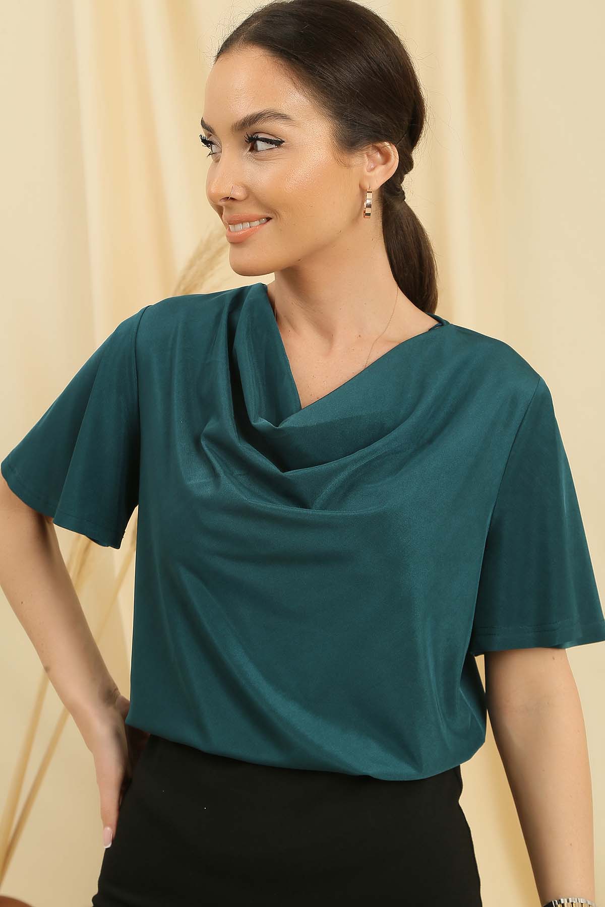 

Блузка с короткими рукавами из ткани с глубоким вырезом и кристаллами