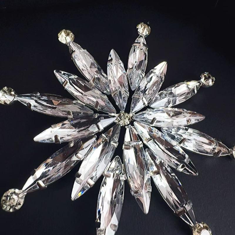 

Flower Brooch Metal Exaggerated Rhinestone Brooch Oversized Snowflake Full Diamond Accessories Female Brooch срібний