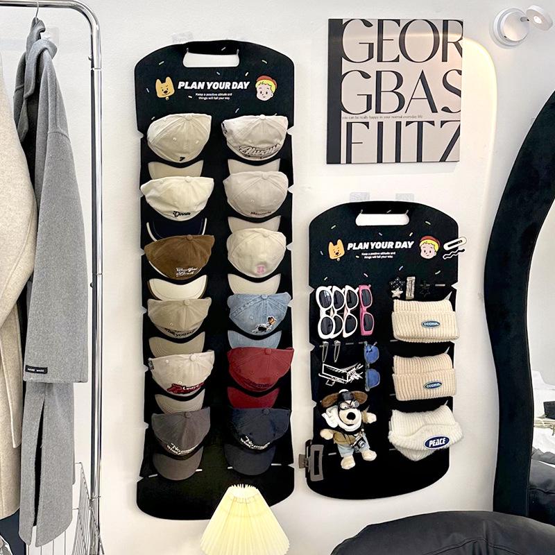 Nástěnný stojan na vystavení a uskladnění plstěných klobouků