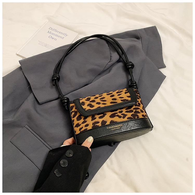 

Популярная в этом году сумка женская 2024 новая сумка-мессенджер универсальная летняя повседневная корейская версия сумка-ведро через плечо 22*7.5*14