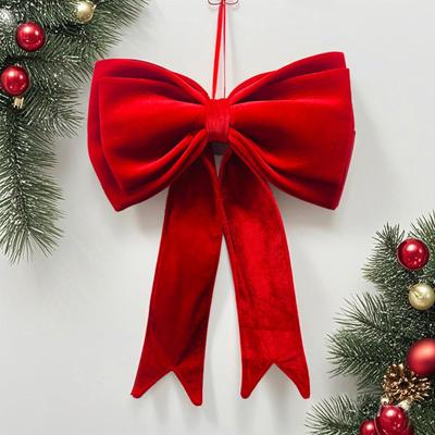 Rote übergroße Weihnachtsschleife Vergrößerte Weihnachts-Hänge-Samtschleife Weihnachtsbaum-Hängedekoration Festliche Szene