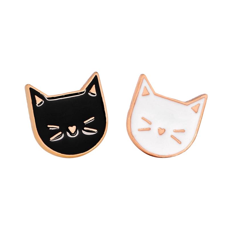 2 Teile/satz Paar Freund Katzen Brosche Set Nette Schwarz Und Weiß Kätzchen Emaille Pins Cartoon Katze Klaue Fishbone Abzeichen Tasche revers