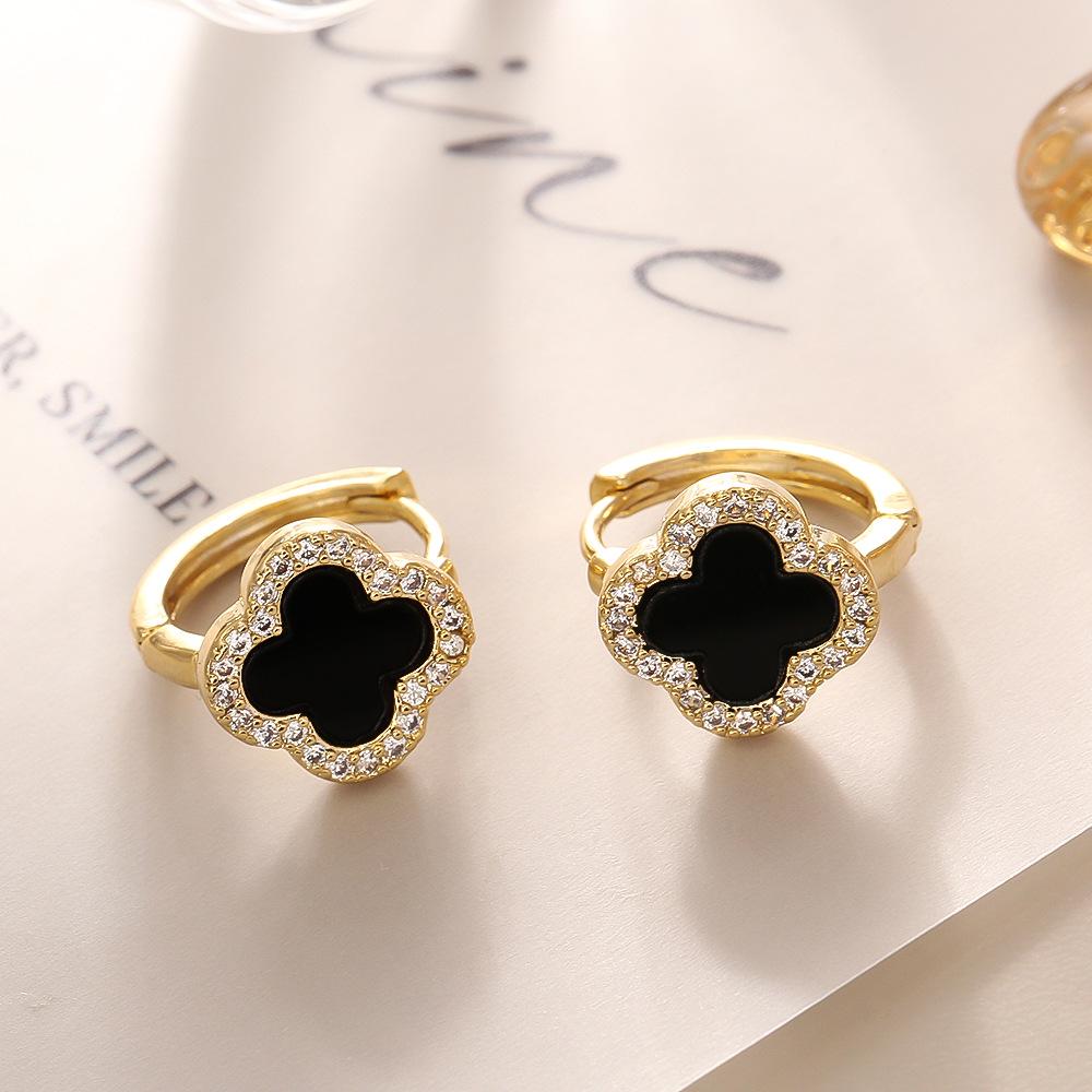 

Циркониевые каффы в виде четырехлистного клевера: Серьги класса люкс с золотым покрытием - Элегантные, маленькие и универсальные.