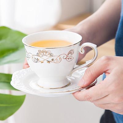 Tazza da caffè e piatto in oro con motivo di lusso della corte britannica Set da due pezzi di tazza in ceramica Tazza da acqua Tazza da tè con fiori Tazza da latte