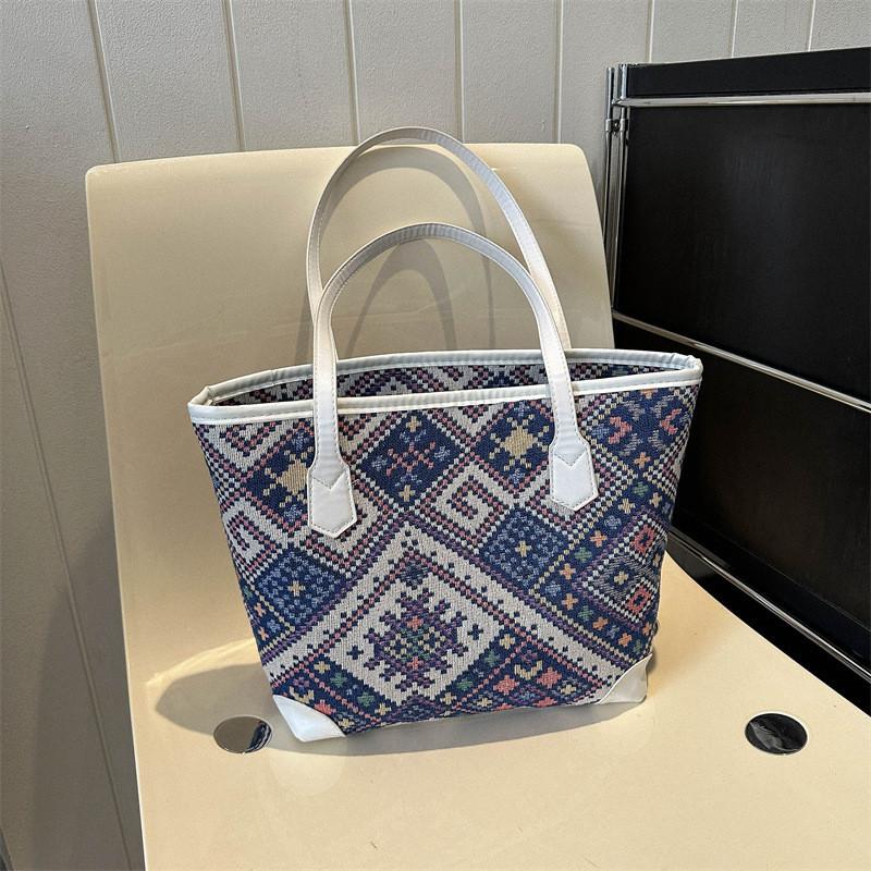 Chic Large Capacity Canvas Tote Bag For Women Fashionable Shoulder Bag With Zipper