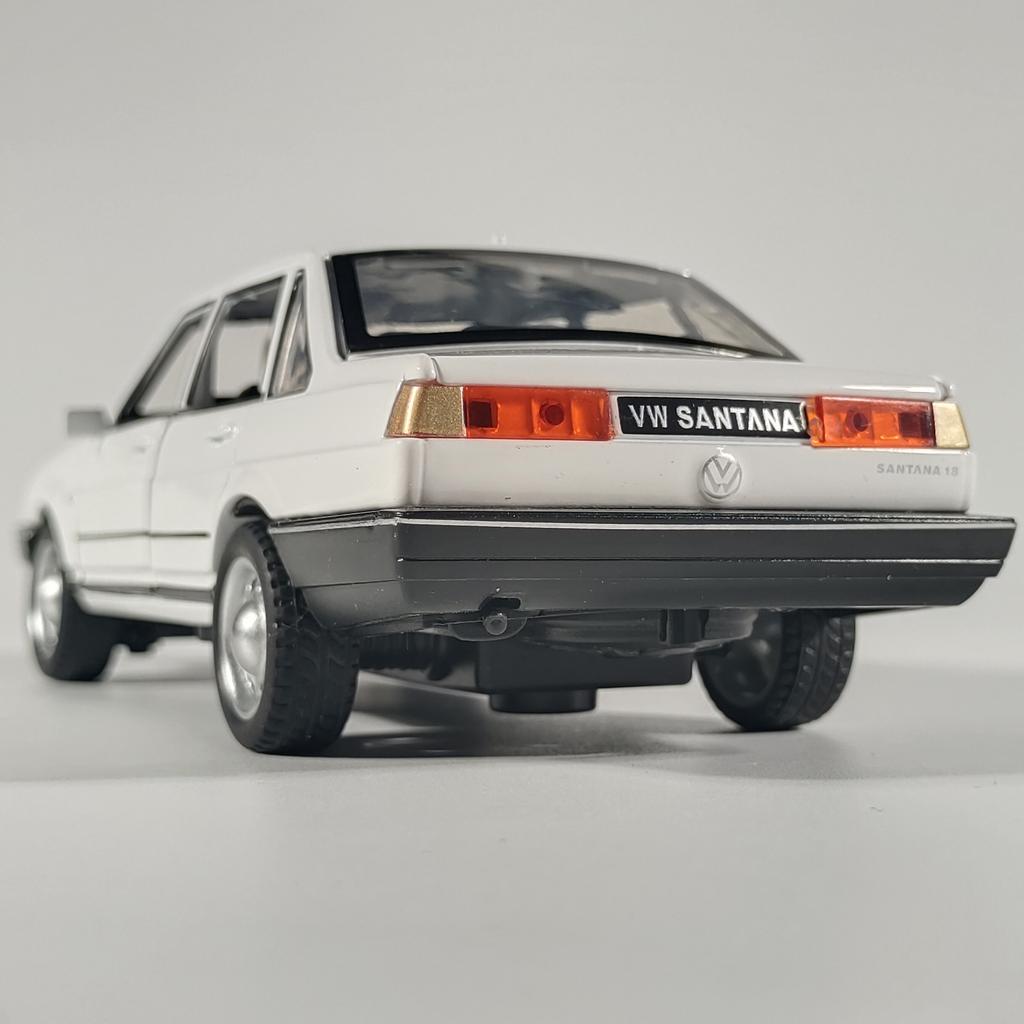 Modellino Auto Diecast in Metallo e Lega Volkswagen Santana 1/32 Suono e Luci Pull Back Alta Simulazione Giocattolo per Bambini Regali di Compleanno