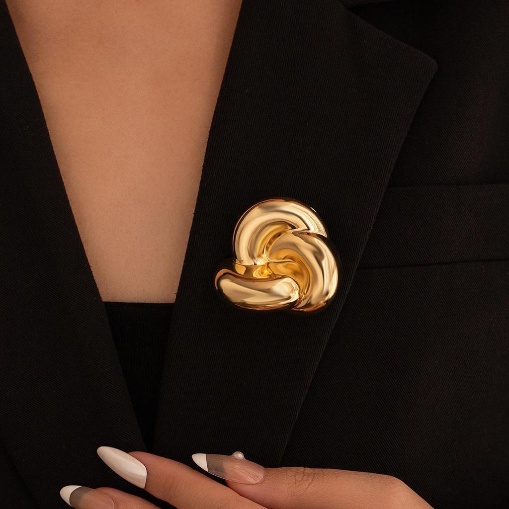 European American Fashion Metal Twist Brooch - Smooth, Unique Design Suit Accessory
