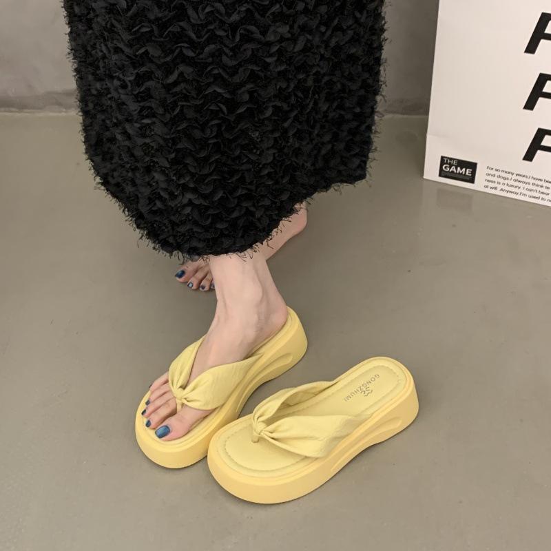 Thick-bottomed flip-flops women's summer outer wear 2025 new pinch slippers non-slip casual seaside beach sandals