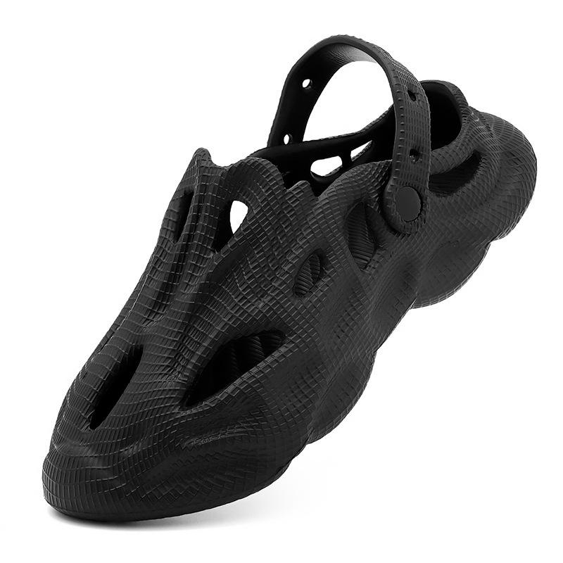 In the Summer of 2025, the New Coconut Hole Shoes for Men To Wear Outside, Stepping On Shit, Sandals, Bag Head, Traceability, Beach Slippers.