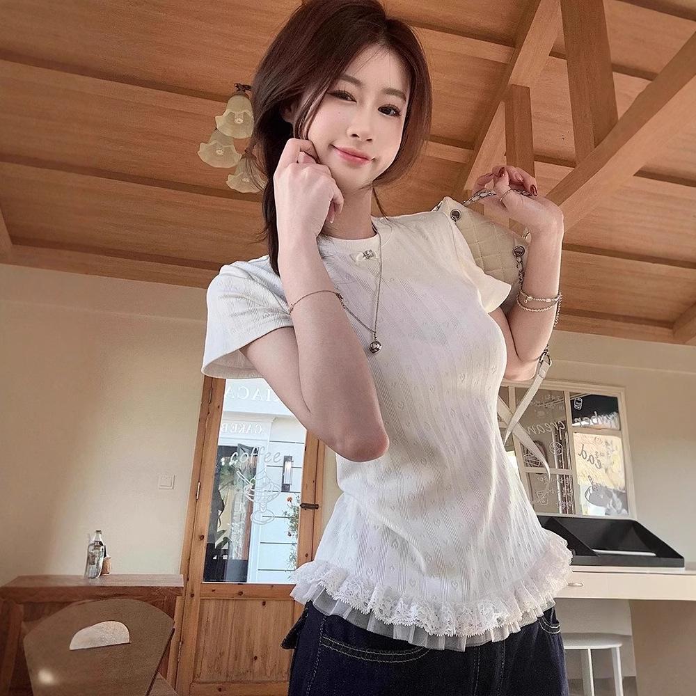 

Женская приталенная трикотажная футболка в корейском стиле с оборками и кружевной отделкой Small [Premium Edition] белый